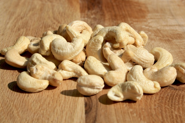 Cashewnoten roosteren kun je snel en eenvoudig zelf doen. Close up van raw cashewnoten.