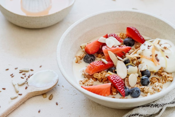 Eindeloos varieren met onze dagverse muesli en granola goedgevulde mueslibowl met onder andere aardbei, amandel en blauwe bessen